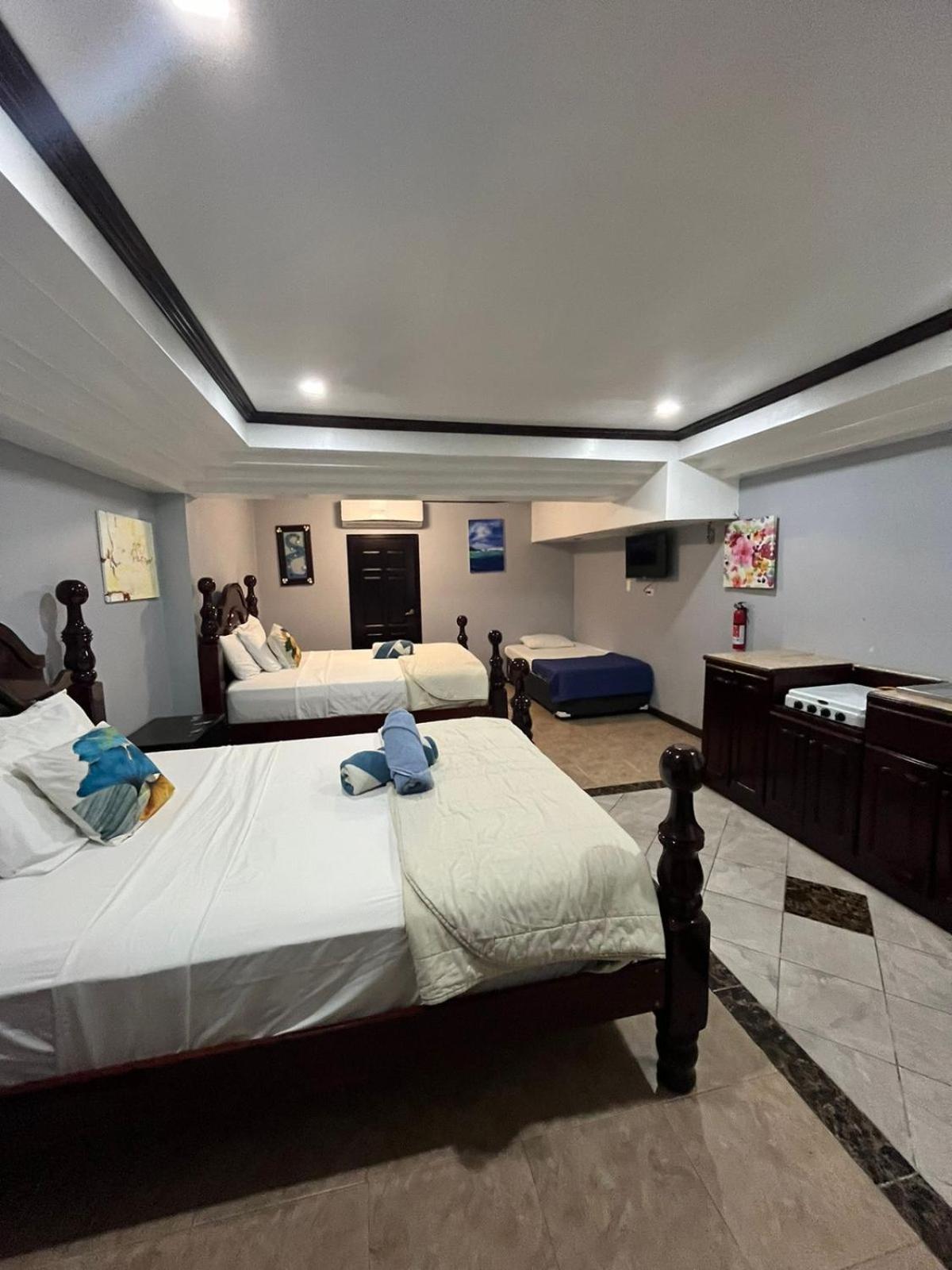 בליז סיטי Seaside Chateau Resort מראה חיצוני תמונה